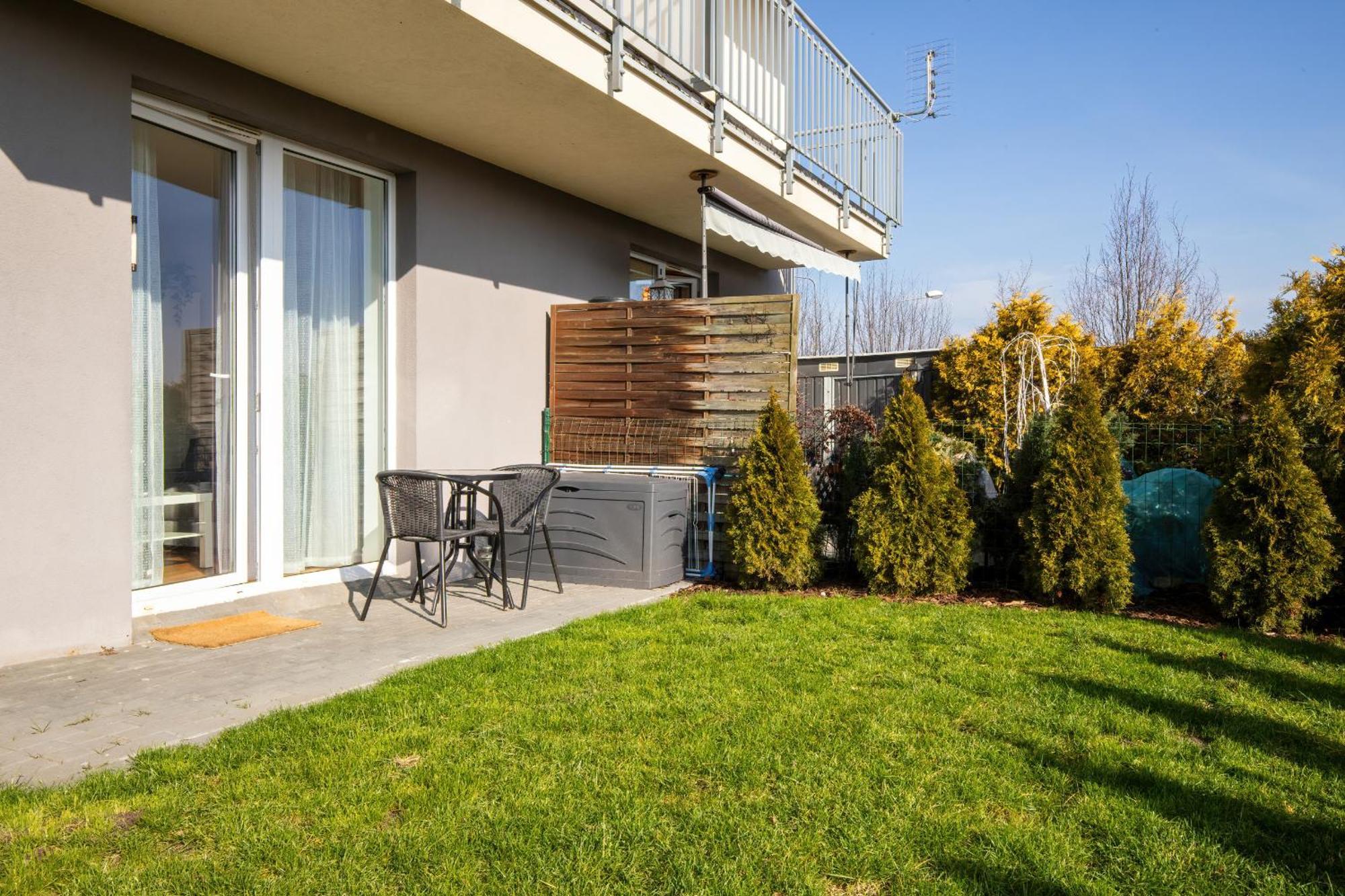 Sunny With Parking & Garden By Renters Apartment *